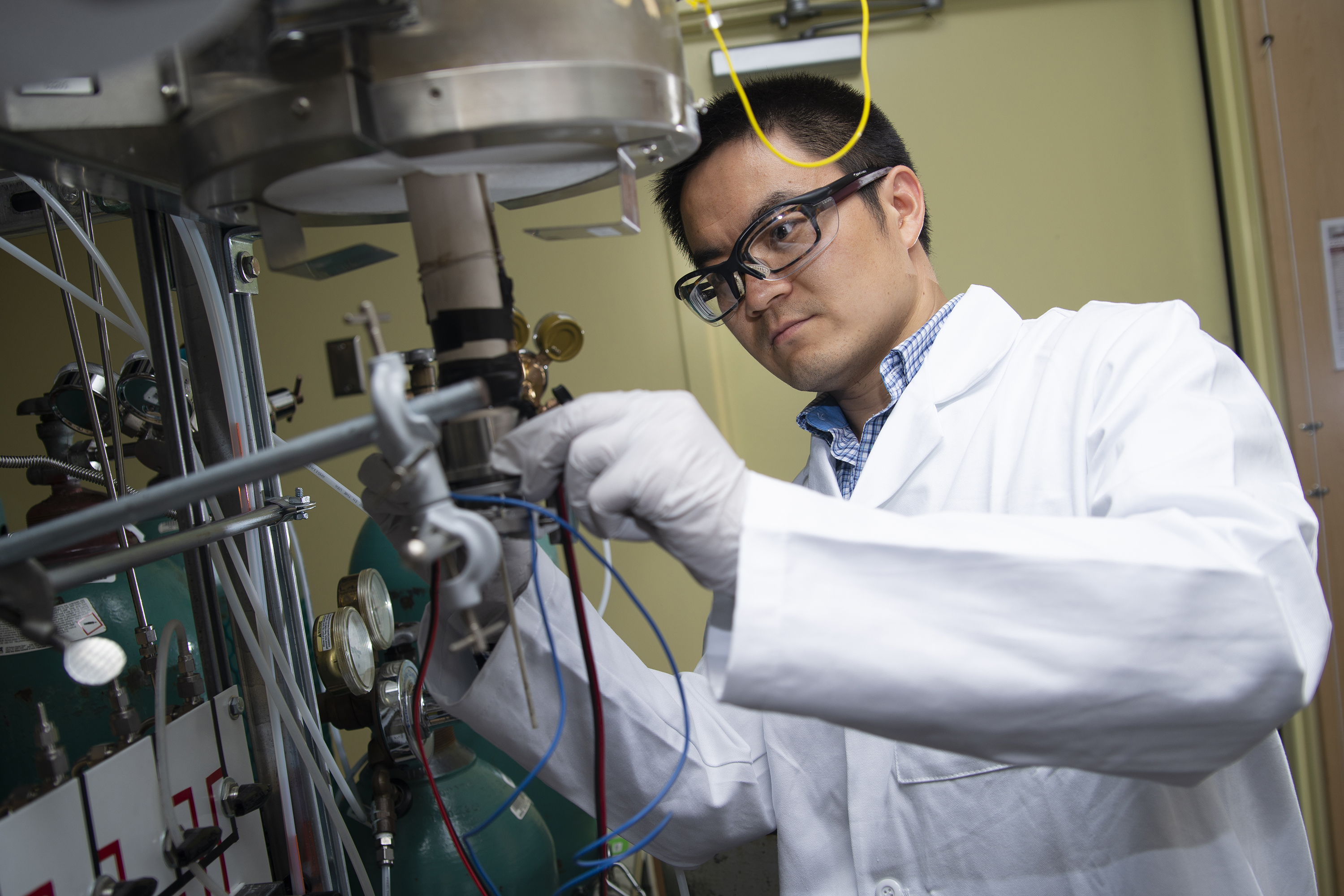 Postdoctoral researcher Yu Chen sets up the new fuel cell in a unit used to test it in Meilin Liu's lab at Georgia Tech. Credit: Georgia Tech / Christopher Moore