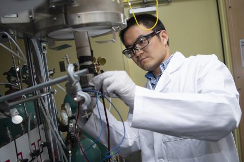 Postdoctoral researcher Yu Chen sets up the new fuel cell in a unit used to test it in Meilin Liu's lab at Georgia Tech. Credit: Georgia Tech / Christopher Moore
