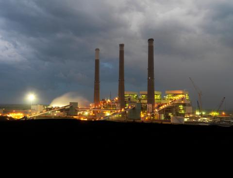 The coal-fired Jeffrey Energy Center near Emmett Township, Kansas. Credit: Wikicommons CC Bounzie66